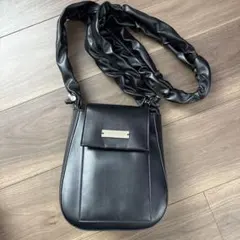 un/neuギャザーハンドルフェイクレザーフラップバッグ