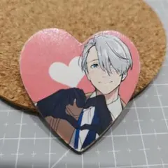 ユーリオンアイス　ヴィクトル　木製バッジ