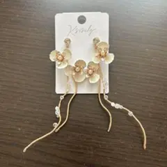 花モチーフ ロングピアス アイボリー ゴールド