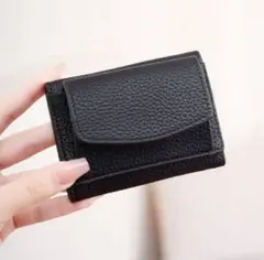 ミニ財布　コンパクト　三つ折り　ウォレット　シンプル　本革調　黒　b4