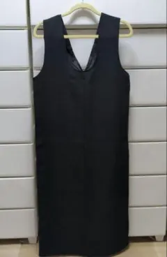 黒のジャンパースカートのサムネイル