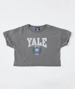 Chico チコ　YALEカレッジロゴプリントTシャツ　チャコールグレーのサムネイル