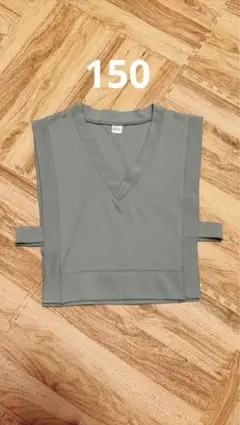 グリーン　Vネック ニットベスト　150サイズ