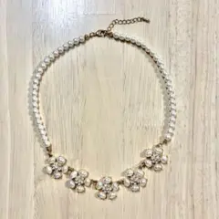 パールと花モチーフのネックレス