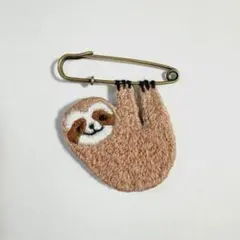 ブローチピンにぶら下がる姿が可愛いナマケモノのハンドメイド刺繍ブローチ