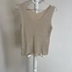 SHIPS ベージュリブ編みVネックタンクトップ