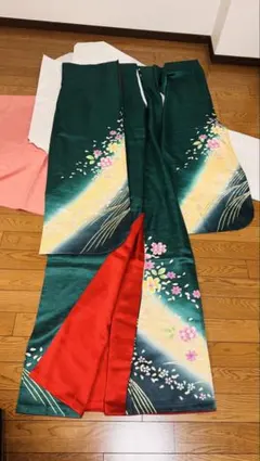 振袖（緑）、袴、（茶色）、帯（黒金）、フェザーショール（白、ピンク）その他。