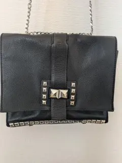 スタッズ付き黒レザーショルダーバッグ
