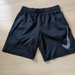 Nike ブラック ハーフパンツ　キッズ用１０から１２歳