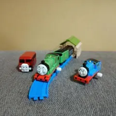 ✩ カプセルプラレール トーマス ヘンリー エドワード バーティー 車庫セット✩