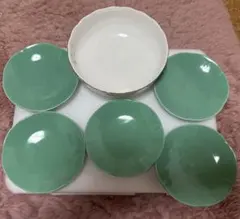 食器セット 緑色の小皿5枚と白色の大皿1枚 花柄と蝶のデザイン