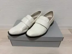 ホワイト フラット ローファーのサムネイル