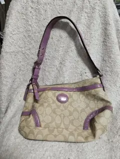 COACH ベージュと紫のショルダーバッグ