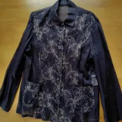 綿シアー黒　ベージュ花柄刺繍の長袖ブラウス　日本製　ポケット前2つ　M～L