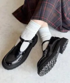 黒の厚底メリージェーンシューズ