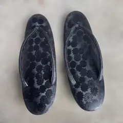 黒い花柄下駄