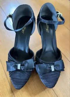 リボン付き黒パンプス