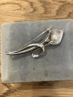 パールシルバー 花モチーフ ブローチ