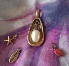 真鍮製 貝殻型 淡水パールのペンダントヘッドとチャームのセット