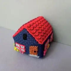 ミニチュアハウス　ピンクッション　針山　お家　レッド×ネイビー