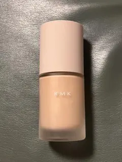 【美品】RMK リキッドファンデーション フローレスカバレッジ 100のサムネイル