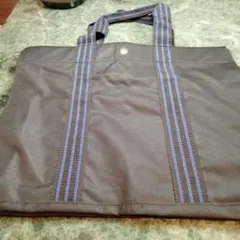 黒地の軽いトートバッグ