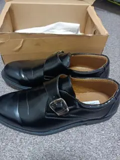 ブラックバックル付きスリッポン