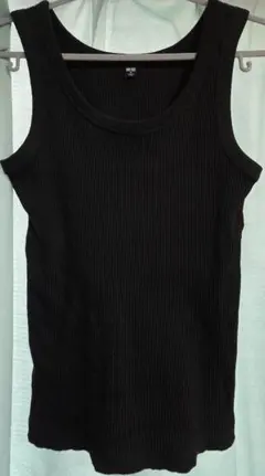 UNIQLOタンクトップ　ブラック Mサイズのサムネイル