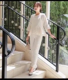 ホワイト ペプラムトップス パンツセットアップ Sサイズ相当