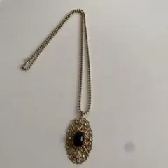 ヴィンテージ風金色ネックレス黒石付き