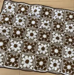 ブラウンとホワイトのグラニースクエアブランケット　モチーフ　手編み