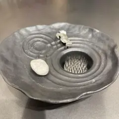 黒い陶器 花器 カニの装飾付き　m 幾何学模様のモダンな黒飴釉刻文三角花入 桐箱付き 【花瓶 手仕事 民藝