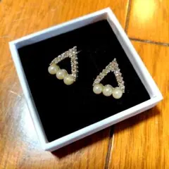 【チタンポスト】★パールとクリスタルの三角形ピアス★