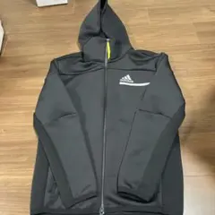 adidas フード付きブラックジャケット