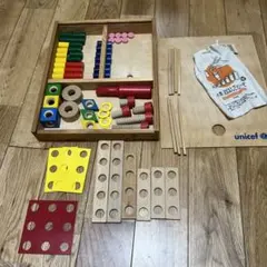 木製知育玩具。ユニセフ。
