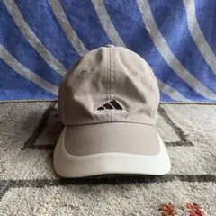adidas ベースボールキャップ ベージュ