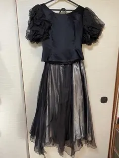 エレガントな黒のパーティードレス