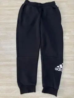 adidas 黒 スウェットパンツ 130〜140cm