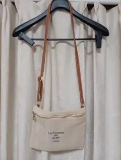 ショルダーバッグ ベージュ横約24cm 縦約19cm