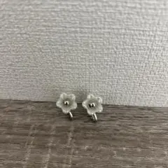 花形ホワイトイヤリング