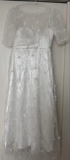 フラワー刺繍付きホワイトウェディングドレス