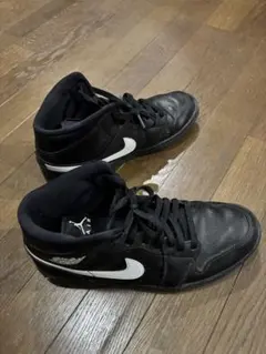 ジョーダン1 ミッド 黒白