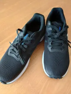 asics キッズ スニーカー ブラック　23.0cm レーザービーム