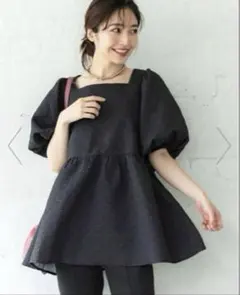 coca エンボスボリュームスリーブ　黒 パフスリーブ トップス