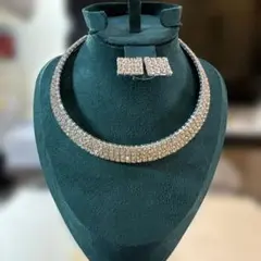 〜⭐︎新品未使用⭐︎送料無料⭐︎即購入OK⭐︎クリスタルネックレスとピアスセット