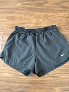 Nike 黒 ショートパンツ