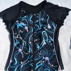 黒と青のビーズ模様ラッシュガード。スポーツウェア。スイミング。ジップアップ。