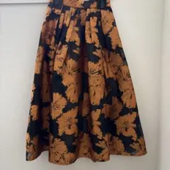 アプワイザーリッシェ フレアスカート 黒とオレンジの花柄
