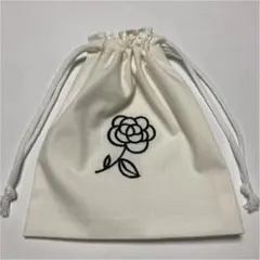 在庫わずか　モノトーン×カメリア風刺繍入り巾着袋　ハンドメイド174