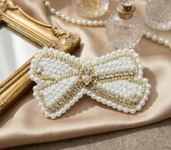 ビーズ刺繍　リボン型ブローチ